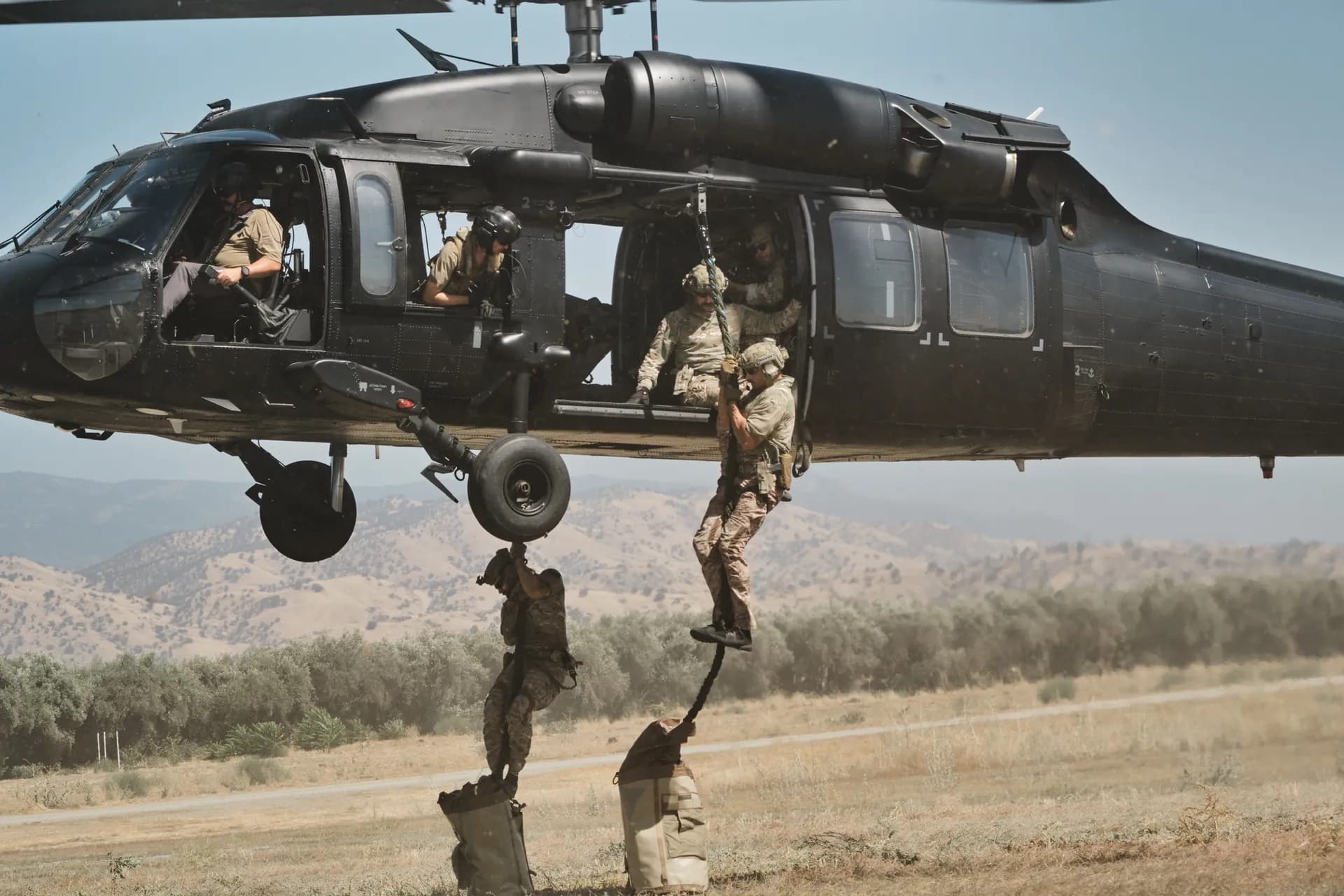 Crew training with a hovering helicopter in mountainous terrain